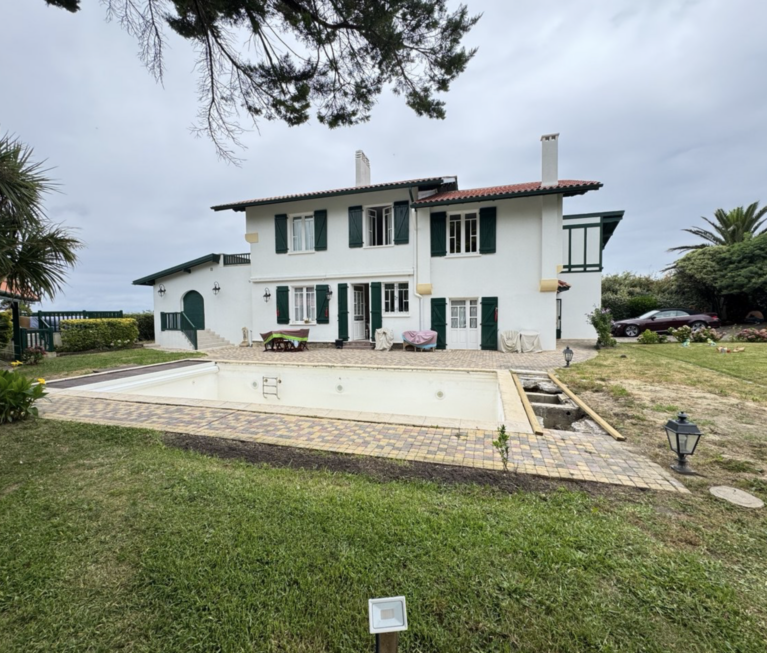 Франция , Биарриц, частный дом 400 м3